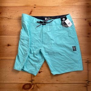NWT Volcom mid tech men’s swim shorts